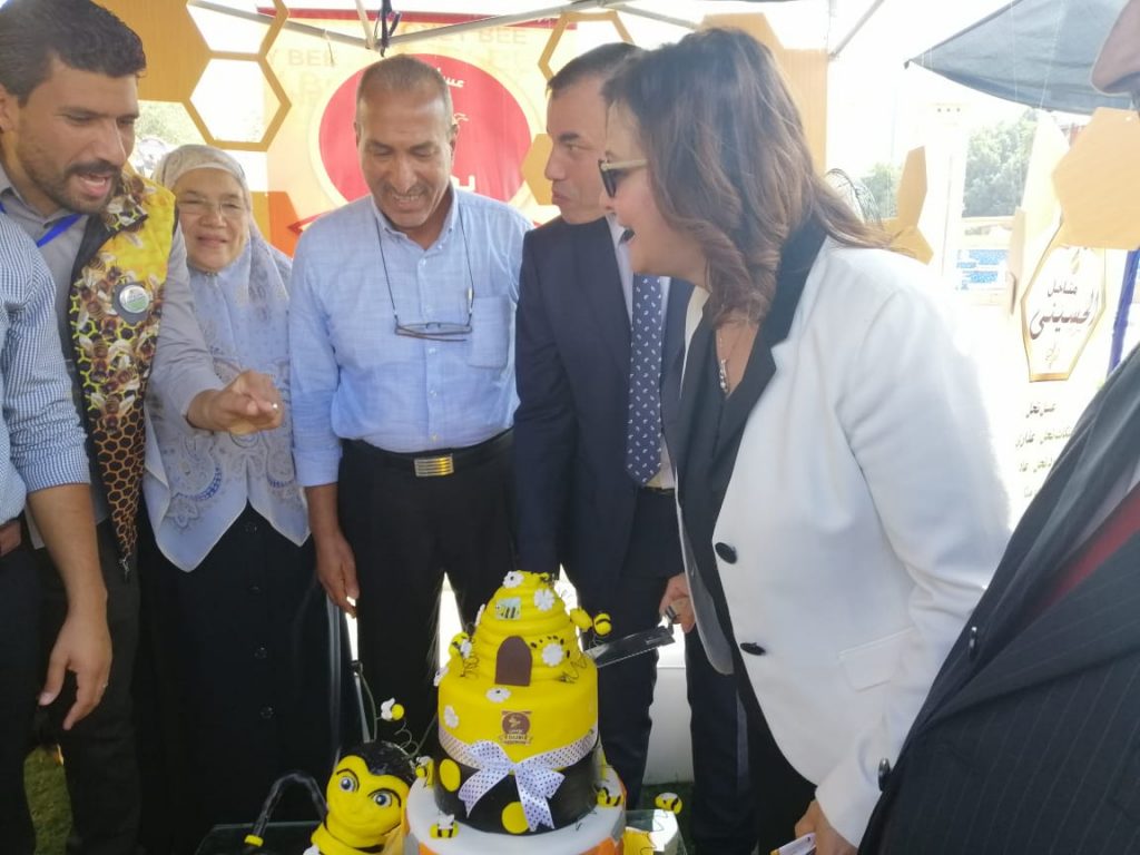 وزير الزراعة تتحدث إلي أحد منتجي عسل النحل علي هامش مهرجان عسل النحل المصري